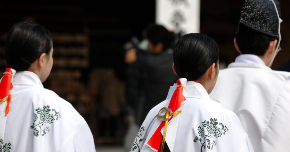 御垣内参拝のために神服を着た神職と巫女