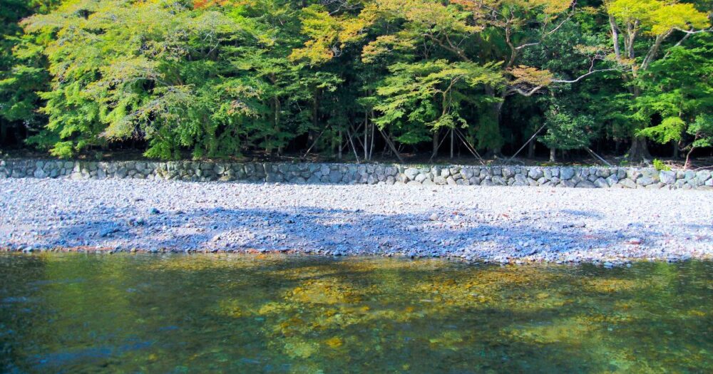 五十鈴川を近くで見た風景