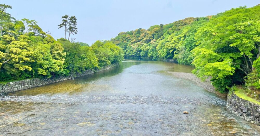 宇治橋から見た五十鈴川の風景